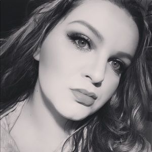 Meet your Posher, Larissa